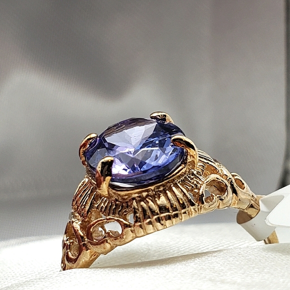 10Kt Yellow Gold Tanzanite Ring - Picture 3 of 4